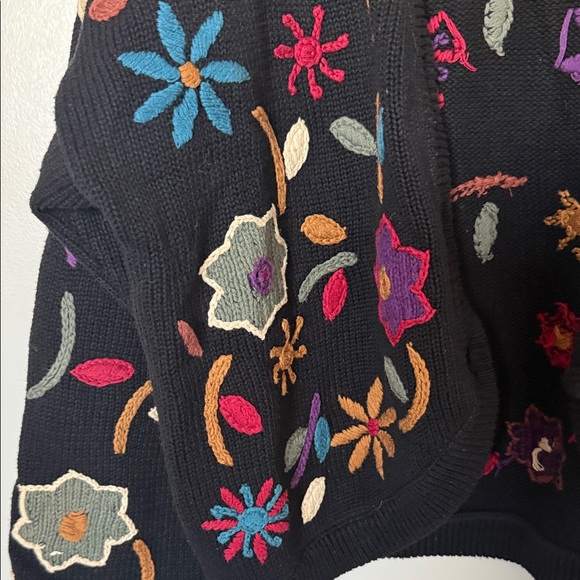 Colorful Floral Embroidered Women's Cardigan M/L Missing 1 Button - Picture 9 of 12
